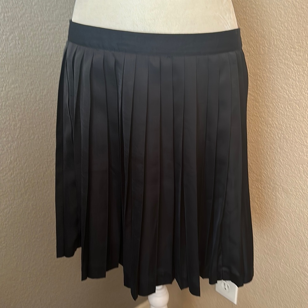 Size 8 - GAP - black pleated skirt with bow